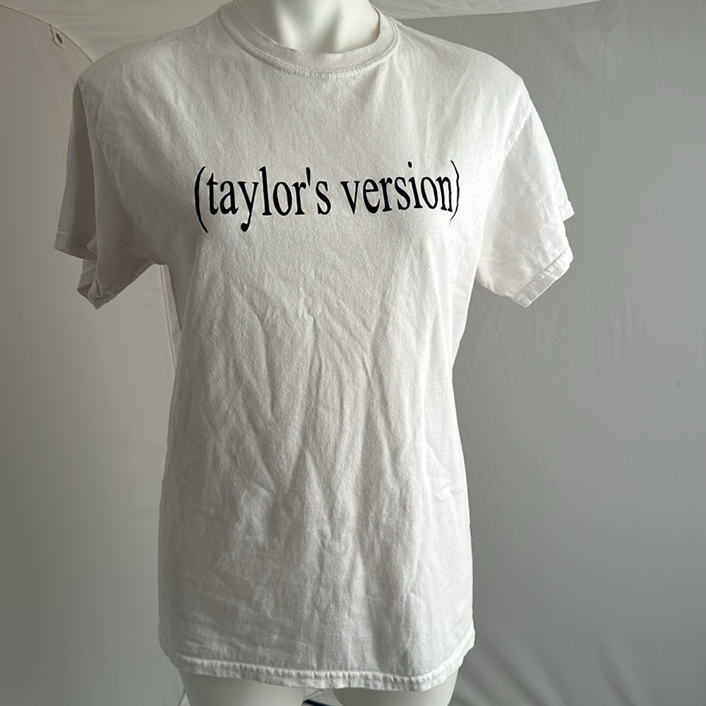 Gildan Taylor’s Version logo white Taylor Swift crew neck short sleeve t-shirt